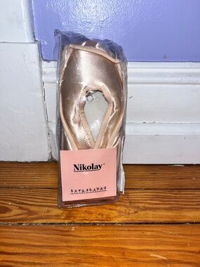 New Nikolay DreamPointe Pointe Shoes (Size 5 1/2, width 5x, medium shank)